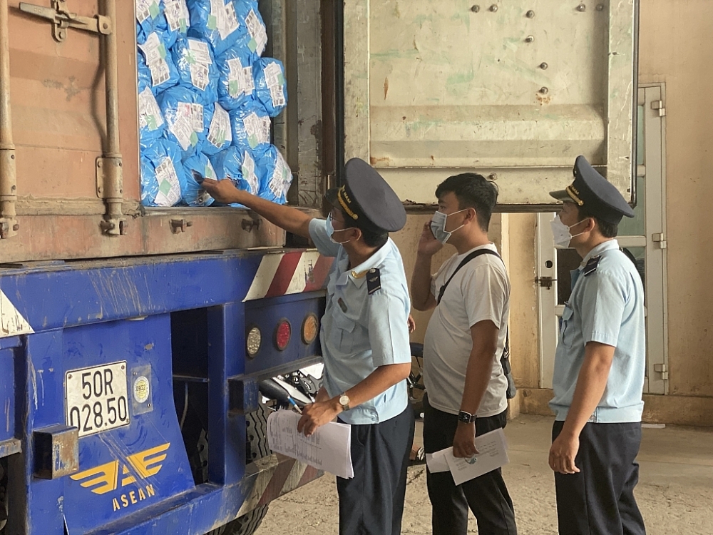 Công chức Chi cục Hải quan cửa khẩu Mộc Bài kiểm tra hàng hóa nhập khẩu. 	Ảnh: T.D