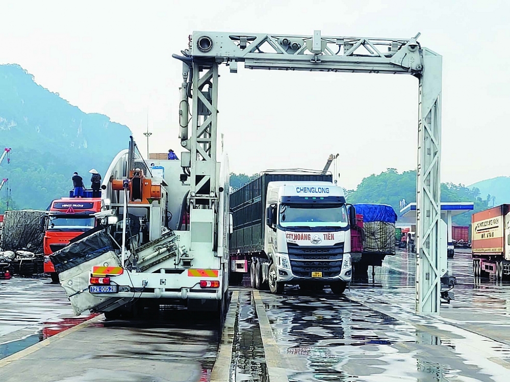 Hoạt động soi chiếu container di động tại Chi cục Hải quan cửa khẩu Hữu Nghị. 	Ảnh: H.Nụ