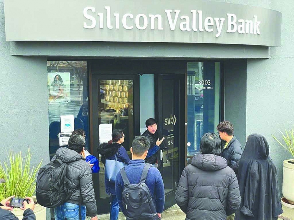 Các nhà sáng lập công ty khởi nghiệp đến rút tiền từ SVB sau khi ngân hàng này sụp đổ