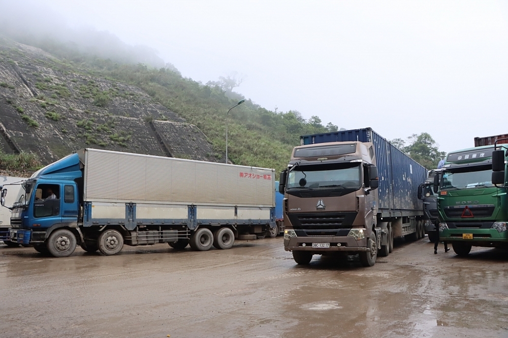 Số lượng hàng hóa đăng ký làm thủ tục XNK qua cửa khẩu Cầu Treo tăng mạnh. Ảnh: H.Nụ