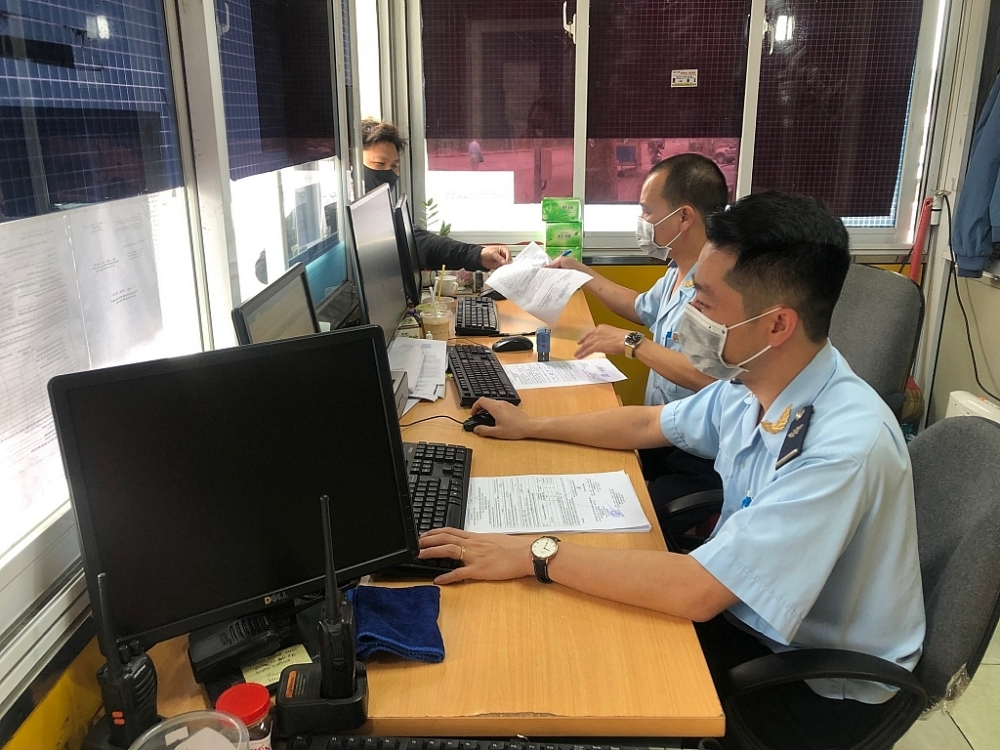 Công chức Hải quan Hữu Nghị thay phiên nhau trực tiếp nhận hồ sơ, hướng dẫn DN đưa phương tiện vào bến bãi. 	Ảnh: H.NỤ