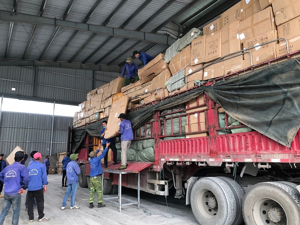 Các đội bốc xếp hàng hóa tại bãi sang tải Xuân Cương nhanh chóng bốc dỡ giải phóng hàng hóa. 	Ảnh: H.Nụ