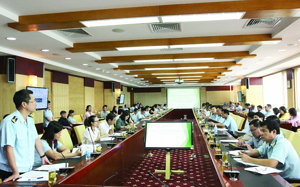 Cục Giám sát quản lý về hải quan tập huấn cho các đơn vị trong Ngành triển khai chỉ đạo của Tổng cục Hải quan về kiểm tra, xác định xuất xứ, chống gian lận, giả mạo xuất xứ, ghi nhãn hàng hóa, xâm phạm quyền SHTT, chuyển tải bất hợp pháp. 	Ảnh: N.LINH