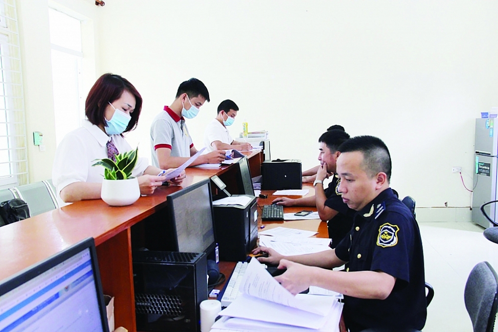 Công chức Hải quan Vũng Áng tiếp nhận và giải quyết thủ tục cho doanh nghiệp. 	Ảnh: H.Nụ