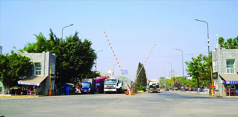 Phương tiện XNC tại cửa khẩu Mộc Bài (tỉnh Tây Ninh) 	Ảnh: S.T