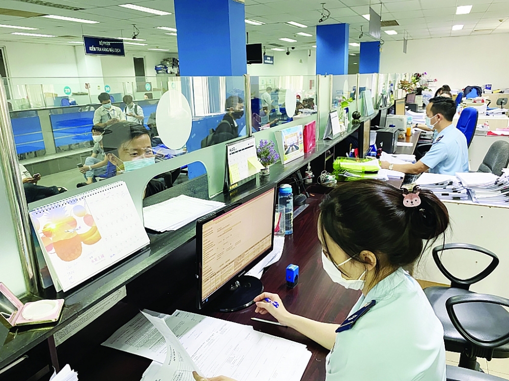 Hoạt động nghiệp vụ tại Chi cục Hải quan cửa khẩu sân bay quốc tế Tân Sơn Nhất. 	Ảnh: Thu Hòa
