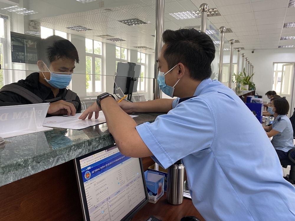 Hoạt động nghiệp vụ tại Chi cục hải quan KCN Mỹ Phước, Cục Hải quan Bình Dương. 	Ảnh: Thu Dịu