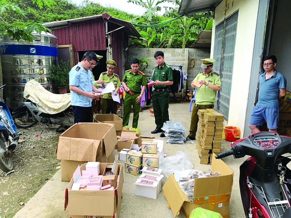Hải quan Tân Thanh phối hợp với lực lượng chức năng kiểm tra kho hàng vi phạm. 	Ảnh: M. Ngọc