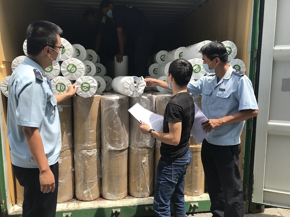Công chức Hải quan TPHCM kiểm tra hàng hóa nhập khẩu. 	Ảnh: T.H