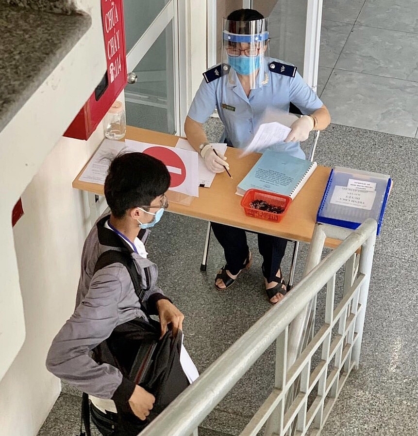 Công chức Hải quan Hữu Nghị kiểm hóa hàng NK	 Ảnh: H.Nụ 