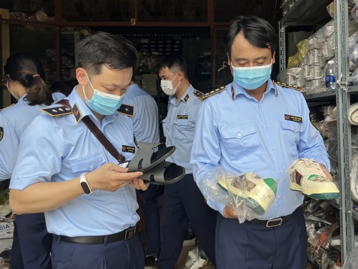 Những kho hàng giả, hàng nhái “khủng” của các tài khoản bán hàng qua mạng