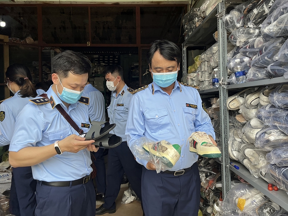 Lực lượng Quản lý thị trường khám xét kho chứa hàng giả tại Thanh Hóa ngày 27/4/2022. 	Nguồn: Tổng cục QLTT