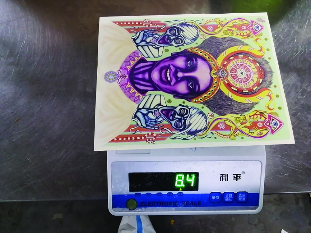 Chất gây nghiện LcP-LSD được tẩm trên tấm giấy có thể cắt nhỏ thành hàng trăm con tem trong vụ việc vừa được Đội 5 và lực lượng chức năng phát hiện. 	Ảnh: Đội 5