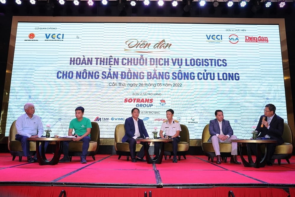 Các doanh nghiệp hiến kế giảm chi phí logistics vùng ĐBSCL. Ảnh: DĐ