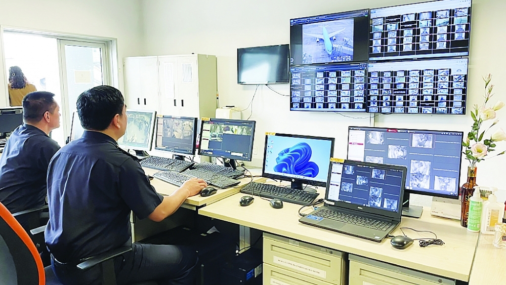 Công chức Chi cục Hải quan cửa khẩu sân bay quốc tế Nội Bài giám sát qua hệ thống camera.  	Ảnh: N.Linh