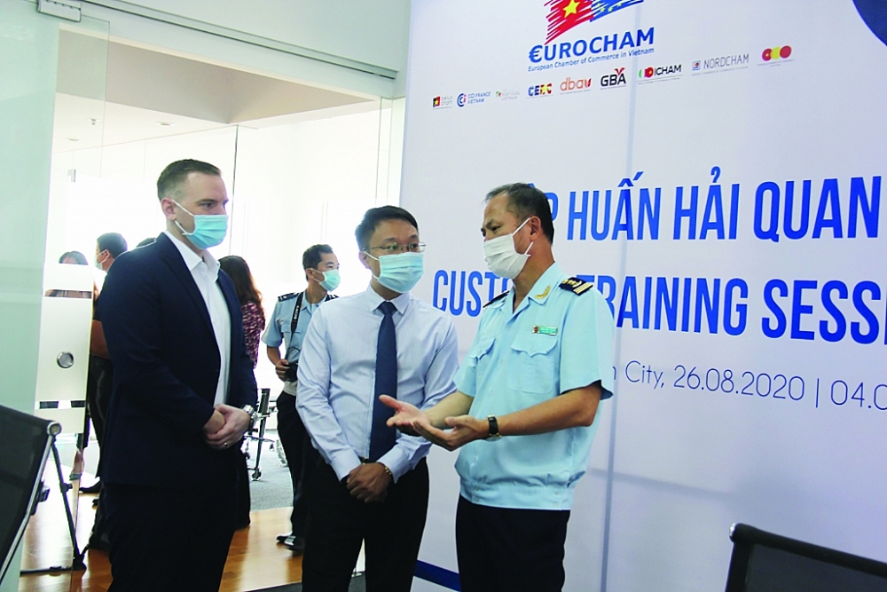 Do dịch Covid-19, Hải quan TPHCM tổ chức đối thoại trực tuyến với cộng đồng doanh nghiệp. 	Ảnh: T.H