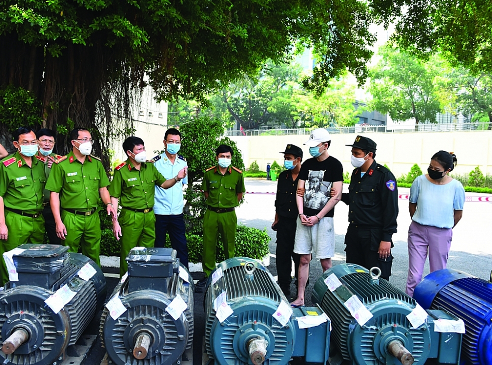 Đại diện C04 và Cục Điều tra chống buôn lậu đang khai thác đối tượng vi phạm (đội mũ trắng)
