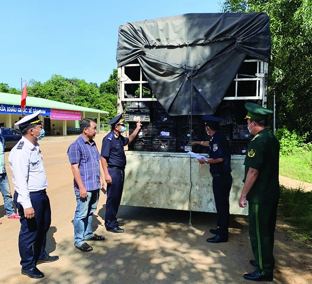Các lực lượng chức năng tại cửa khẩu quốc tế Tân Nam (Tây Ninh) kiểm tra hàng hoá xuất nhập khẩu.