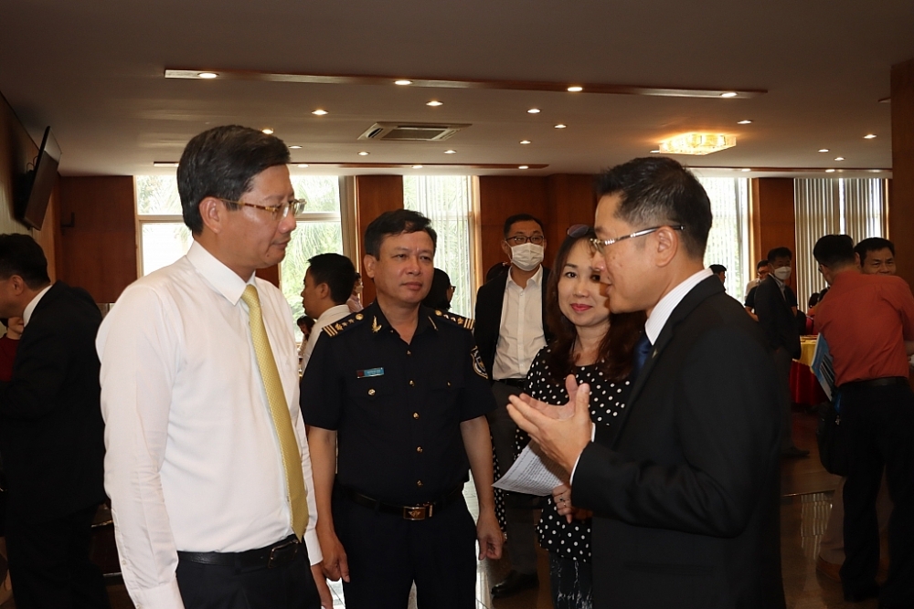 Phó Chủ tịch Thường trực UBND TP Hải Phòng Lê Anh Quân và Cục trưởng Cục Hải quan Hải Phòng Nguyễn Duy Ngọc (thứ nhất và thứ hai bên trái) trao đổi với doanh nghiệp bên lề hội nghị đối thoại Hải quan-doanh nghiệp năm 2022. 	Ảnh: T.Bình.