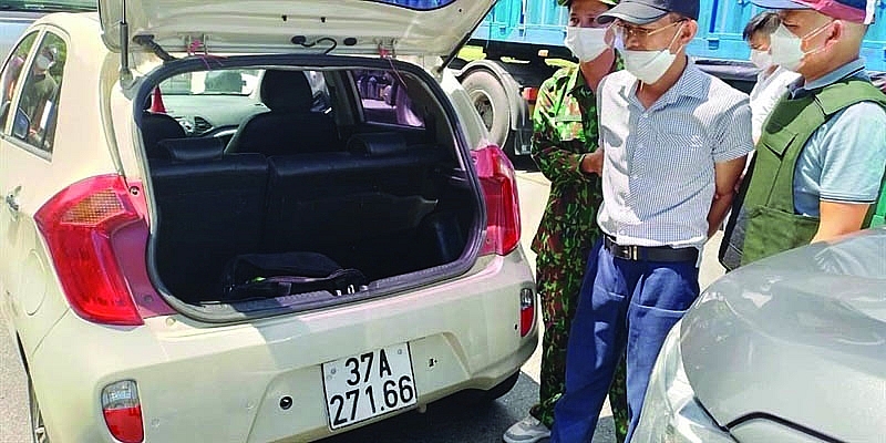Đối tượng Hưng khi bị lực lượng chức năng chặn bắt.