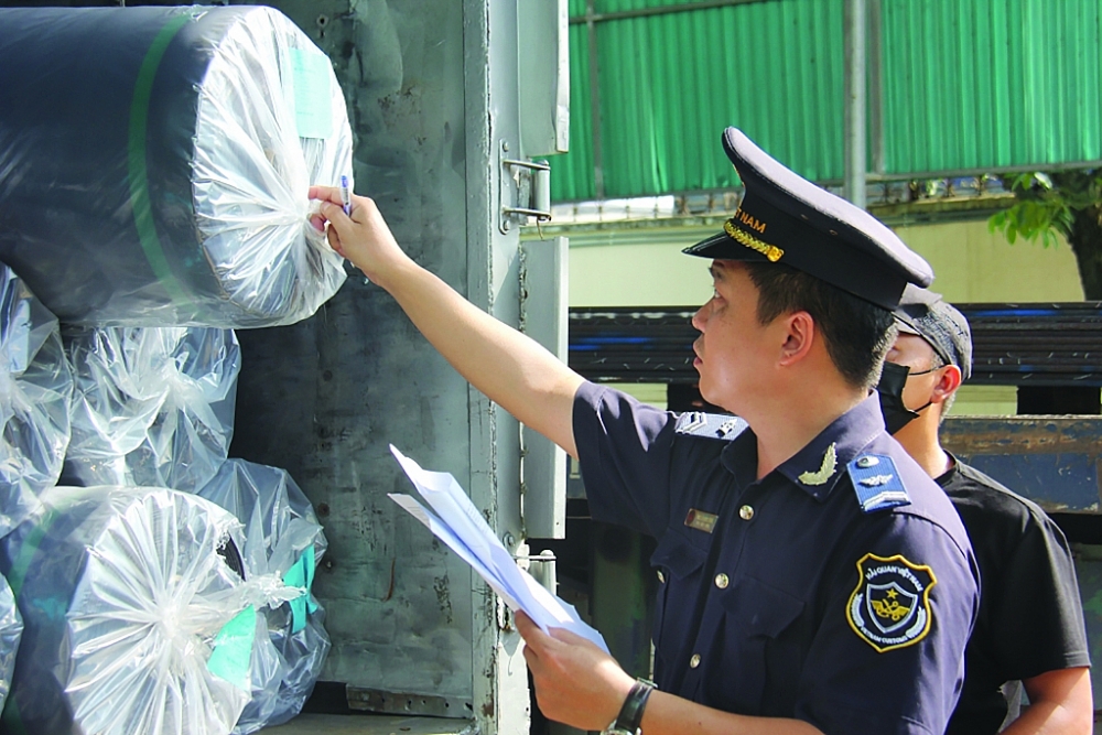 Công chức Hải quan Mộc Bài thực hiện giám sát hàng hóa quá cảnh. 	Ảnh: T.D