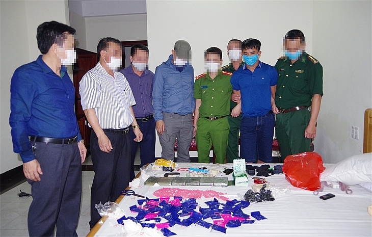 Đối tượng Đặng Quốc Hùng (thứ 2 từ phải sang) cùng tang vật 6 bánh heroin, 1 kg ketamine và 12.000 viên hồng phiến trong Chuyên án CB 0820 do BĐBP và Công an Hà Tĩnh đấu tranh, triệt phá thành công.  	Ảnh: Thế Mạnh