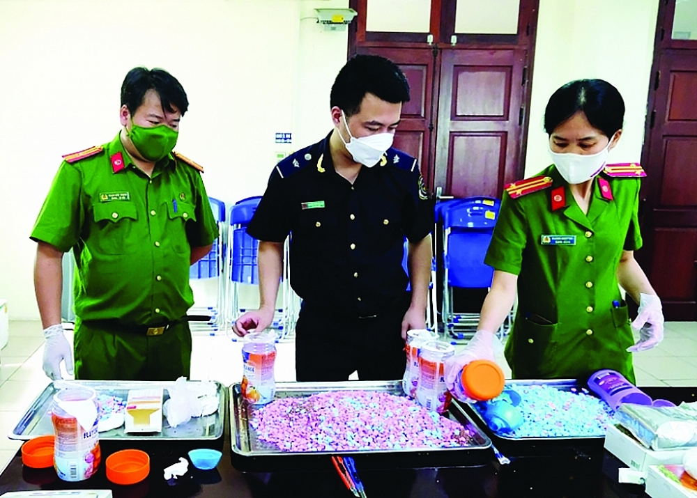 Thời gian qua, lực lượng Hải quan đã chủ trì, phối hợp triệt phá nhiều vụ án vận chuyển ma túy xuyên quốc gia. Trong ảnh, ma túy trong lô hàng vận chuyển từ châu Âu về Việt Nam qua đường hàng không đầu tháng 6/2022, bị Chi cục Hải quan Bắc Hà Nội (Cục Hải quan Hà Nội) phối hợp với lực lượng chức năng phát hiện, bắt giữ .	Ảnh: N.Linh