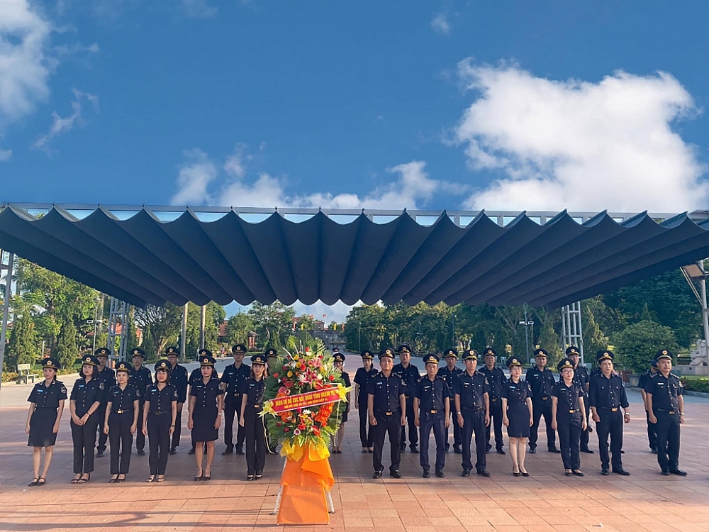 Lãnh đạo, cán bộ, công chức Hải quan Quảng Trị đến dương hương, dâng hoa tại Khu di tích Thành Cổ.