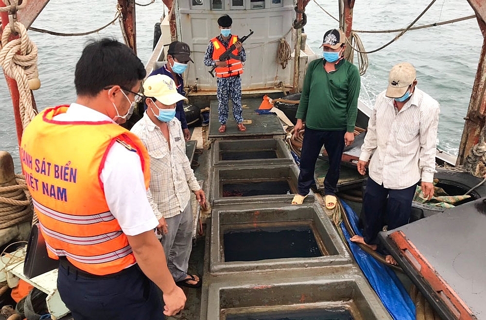 Đoàn Trinh sát số 2- BTL Cảnh sát biển bắt vụ vận chuyển dầu DO trên biển. 	Ảnh: Cao Phong