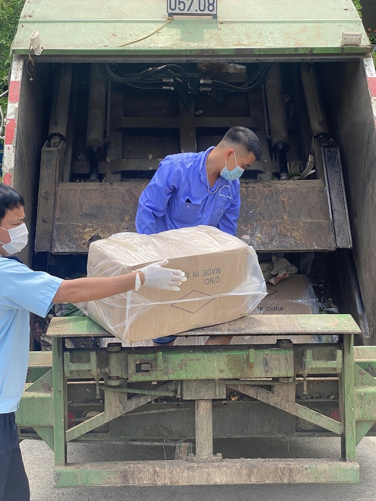 Lực lượng Hải quan Tân Thanh kiểm tra và yêu cầu lái xe dỡ hàng hóa được cất giấu trong thùng xe. 	Ảnh: Nam Duy