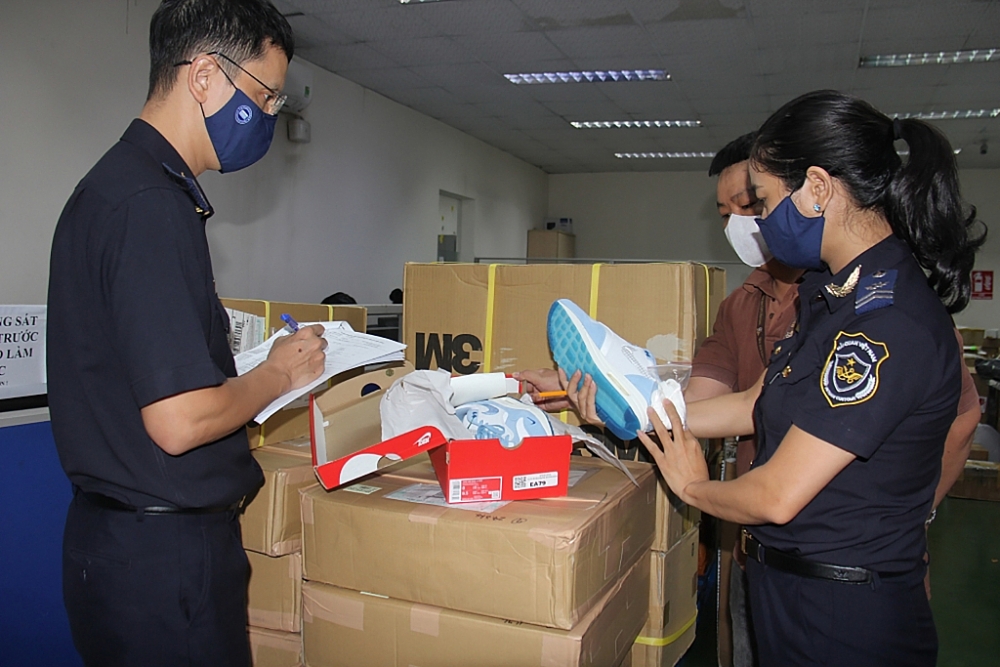 Công chức Hải quan TPHCM kiểm tra hàng nhập khẩu qua đường chuyển phát nhanh. 	Ảnh: T.H