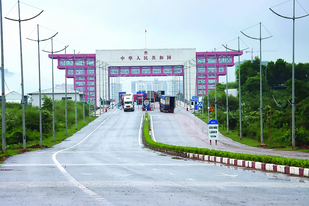Hoạt động xuất nhập khẩu hàng hóa qua cầu Bắc Luân II. 	 	Ảnh: Quang Hùng