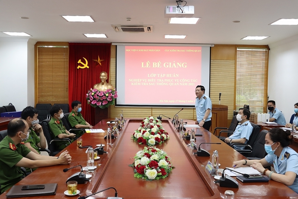Lễ bế giảng Lớp tập huấn về nghiệp vụ điều tra phục vụ công tác kiểm tra sau thông quan và công bố quyết định của Giám đốc Học viện Cảnh sát về việc cấp chứng chỉ cho 30 cán bộ, công chức của Cục Kiểm tra sau thông quan, ngày 27/5. 	Ảnh: T.Bình