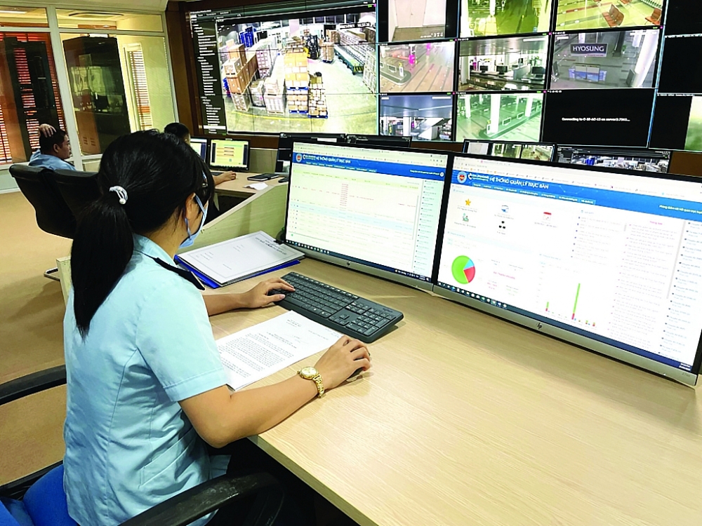 Hoạt động giám sát, trực ban trực tuyến tại trụ sở Tổng cục Hải quan.  	Ảnh: Phòng Giám sát hải quan trực tuyến cung cấp