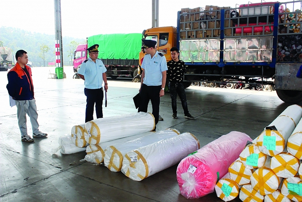 Công chức Hải quan Hữu Nghị kiểm tra hàng hóa NK. 	Ảnh: H.Nụ