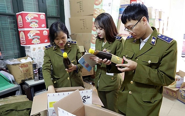 Cán bộ Đội Quản lý thị trường số 5 (Cục Quản lý thị trường Hà Nội) kiểm tra, thu giữ số hàng hóa không có chứng nhận xuất xứ. Ảnh: TRẦN VIỆT Cán bộ Đội Quản lý thị trường số 5 (Cục Quản lý thị trường Hà Nội) kiểm tra, thu giữ số hàng hóa không có chứng nhận xuất xứ. Ảnh: TRẦN VIỆT