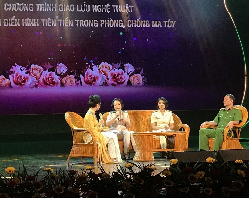 Đội Trưởng Vũ Thị Thu Hà (thứ 2 từ trái qua) chia sẻ những kỷ niệm trong công tác tại Chương trình Giao lưu nghệ thuật “Đóa hồng yêu thương” và Lễ tôn vinh điển hình tiên tiến trong phòng, chống ma túy toàn quốc diễn ra tối 11/10/2020 tại Hà Nội