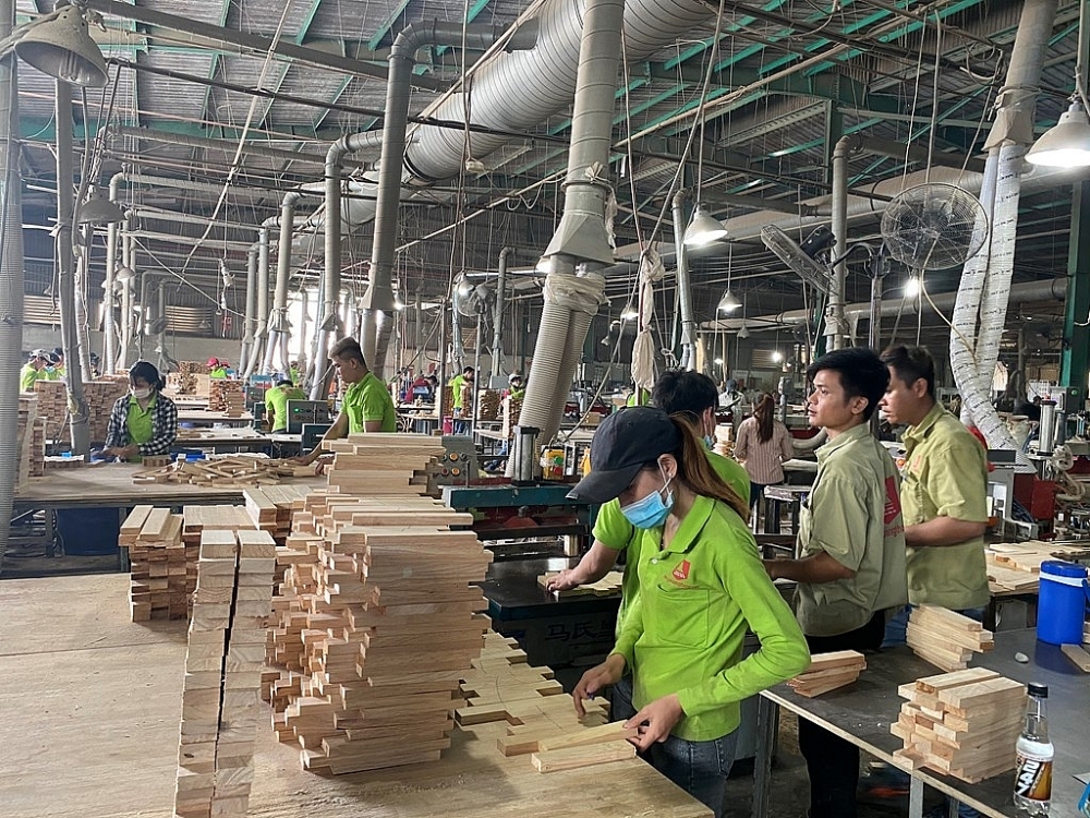 Hoạt động sản xuất ván ép thanh của Công ty TNHH MTV gỗ Hoàng Thông (Bình Dương)  	Ảnh: T.D