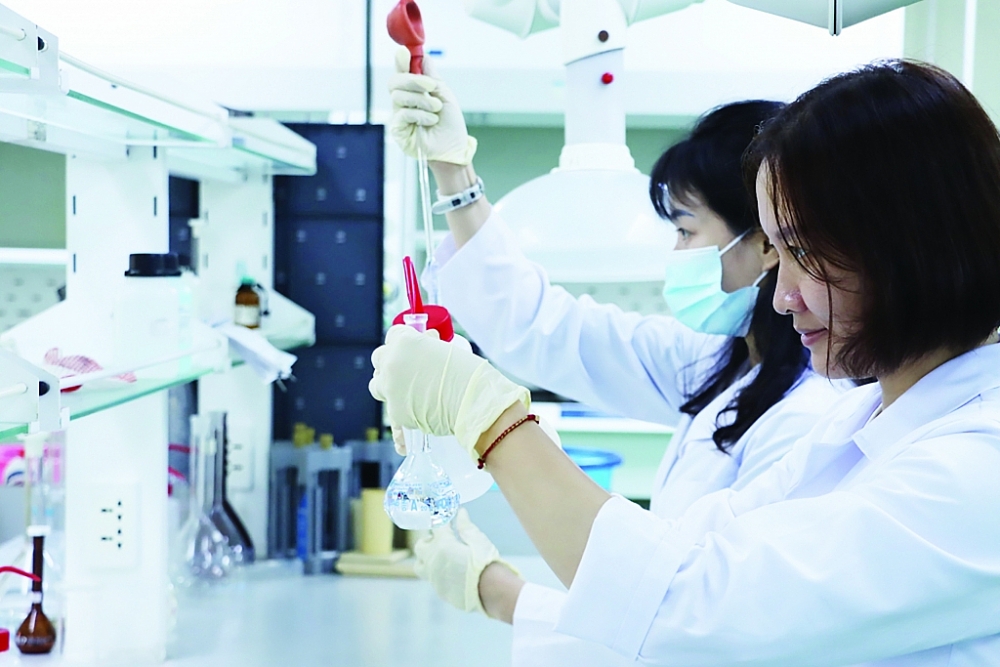 Năm 2020, Cục Kiểm định Hải quan (Tổng cục Hải quan) phấn đấu giảm 405 lượng mẫu PTPL. Trong ảnh: Hoạt động nghệp vụ tại Trung tâm Kiểm định. 	Ảnh: Q.Hùng