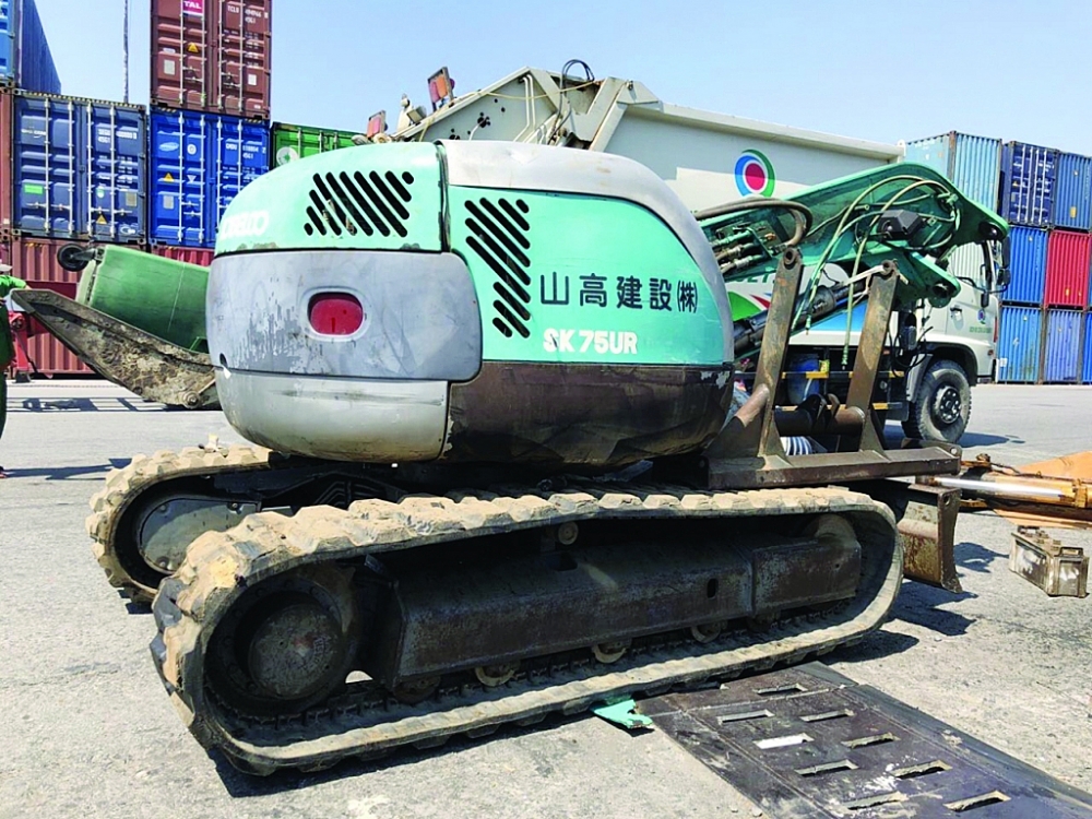 Máy đào bánh xích đã qua sử dụng nhập lậu do Hải quan TPHCM phát hiện cuối năm 2019. 	Ảnh: T.H
