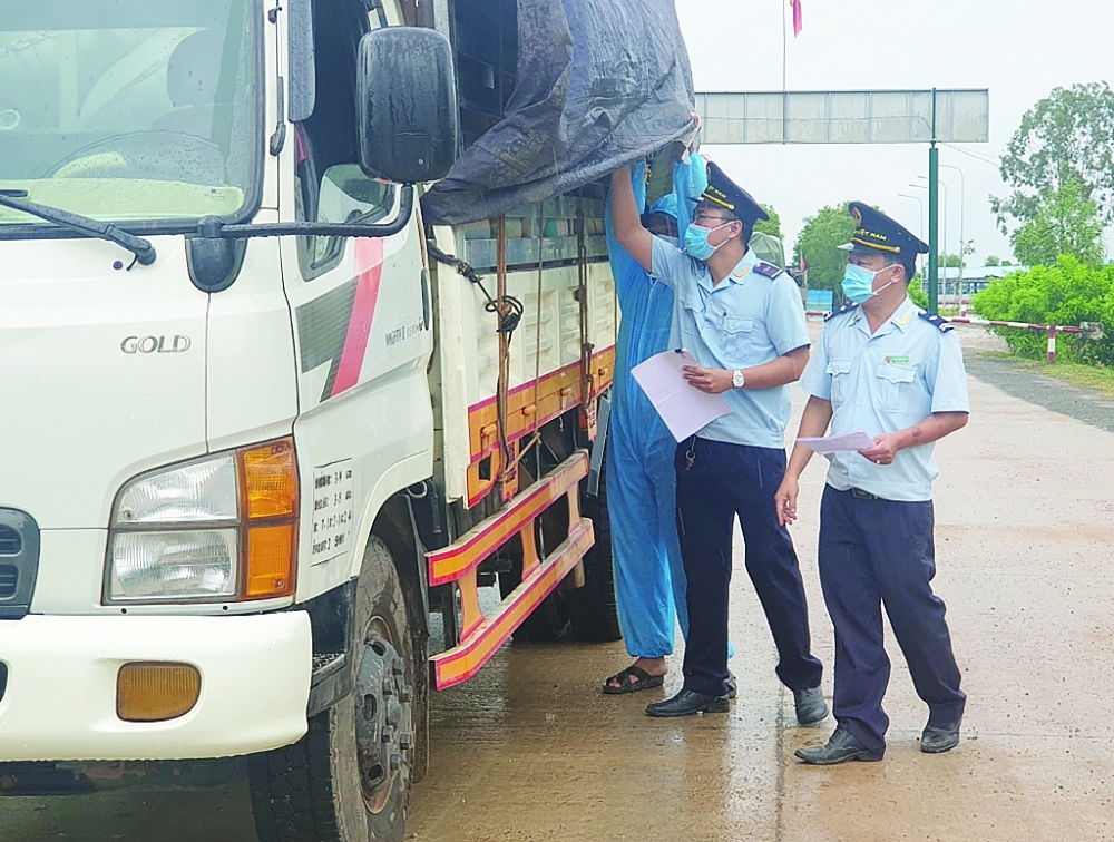 Kiểm tra hàng hóa nhập khẩu tại cửa khẩu Giang Thành- Kiên Giang 	Ảnh: Đ.N