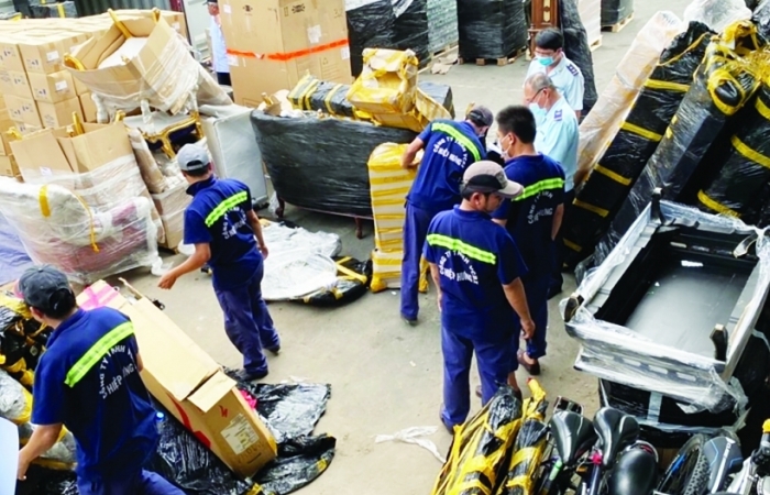 Giám đốc nhập lậu hàng hóa bỏ trốn bị truy nã