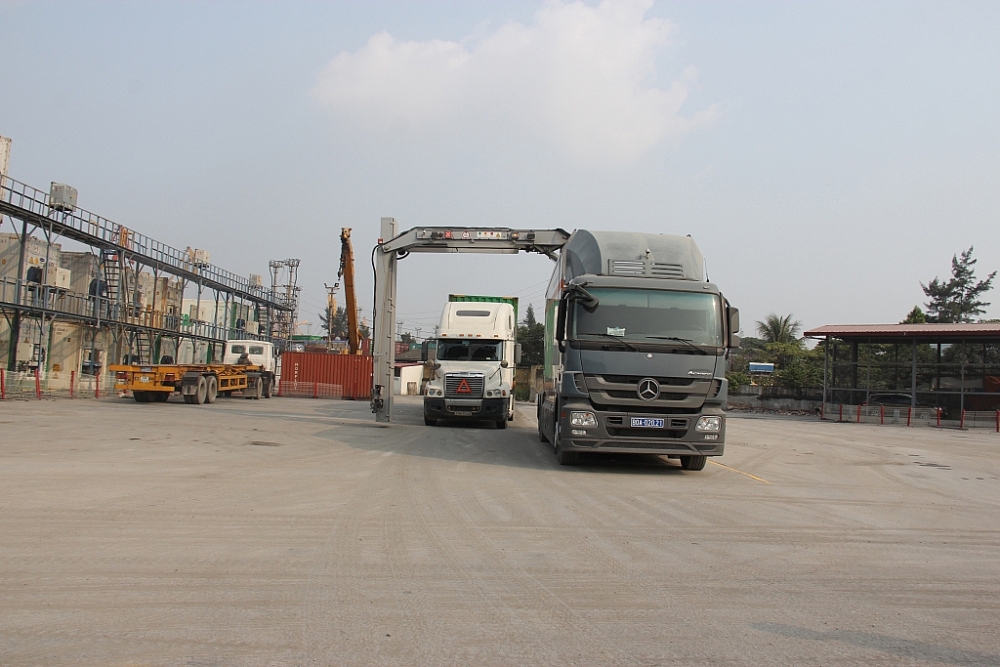 Hoạt động soi chiếu container tại Hải quan Hải Phòng. 	Ảnh: Thái Bình