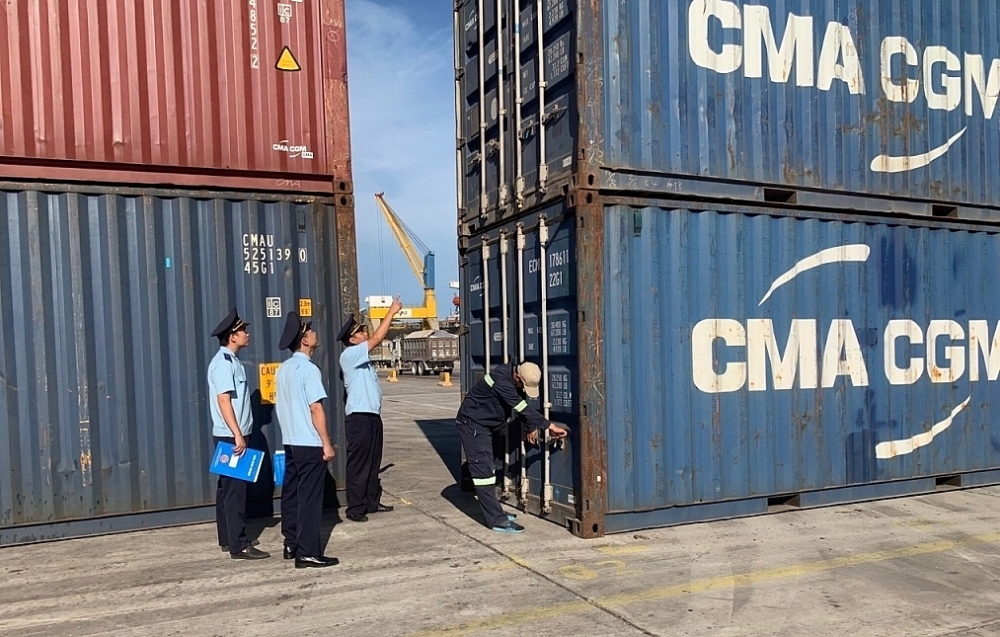 Công chức Hải quan Nghi Sơn (Thanh Hóa) kiểm tra hàng hóa. 	Ảnh: H.Nụ