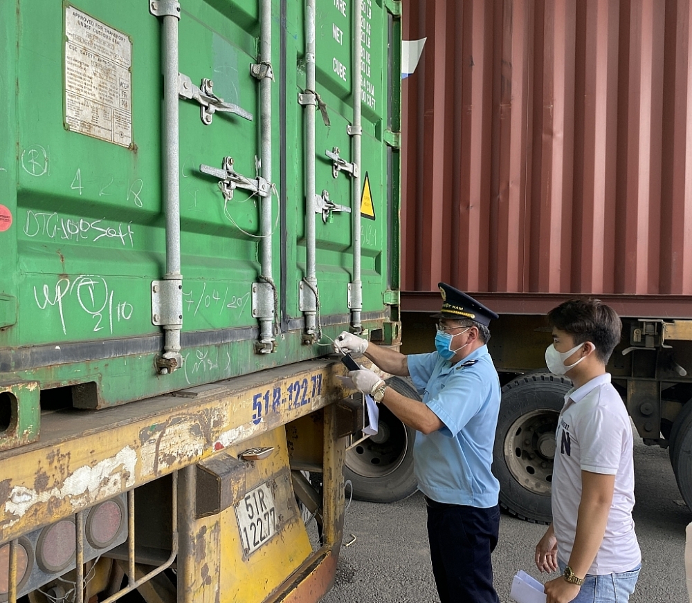 Hải quan điều tra, khởi tố nhiều vụ buôn lậu quy mô lớn: Khởi tố vụ buôn lậu núp bóng hàng quá cảnh