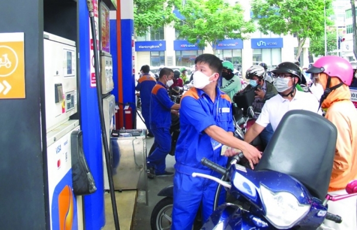 Giá xăng dầu đồng loạt giảm, RON95 ở mức 22.322 đồng/lít