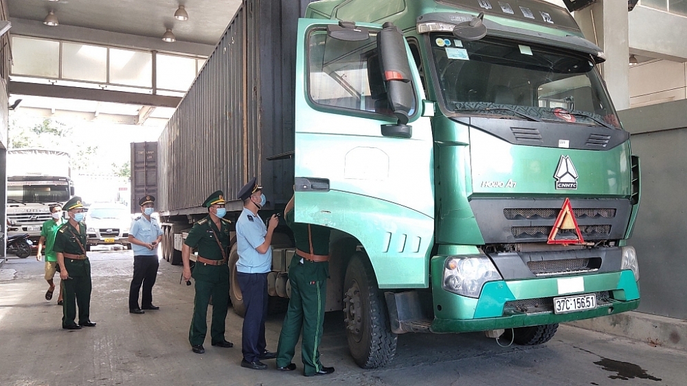 Hải quan Cầu Treo phối hợp với các lực lượng chức năng kiểm soát chặt các phương tiện chở hàng hóa qua địa bàn nhằm phát hiện các gian lận có thể xảy ra. 	Ảnh: Thế Mạnh