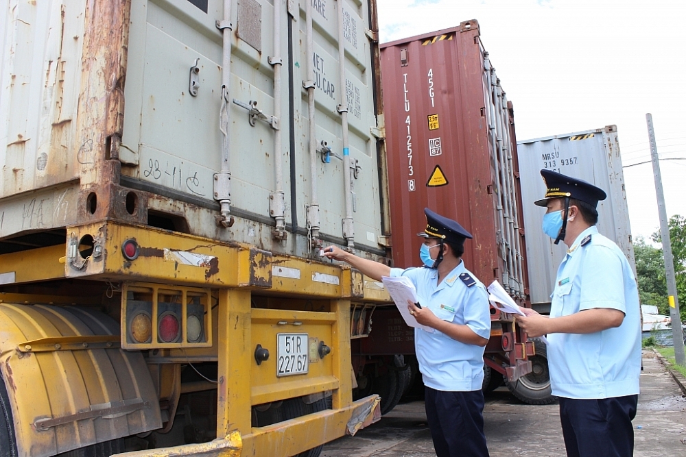 Công chức Hải quan cửa khẩu quốc tế Bình Hiệp kiểm tra hàng hóa xuất khẩu. 	Ảnh: T.D