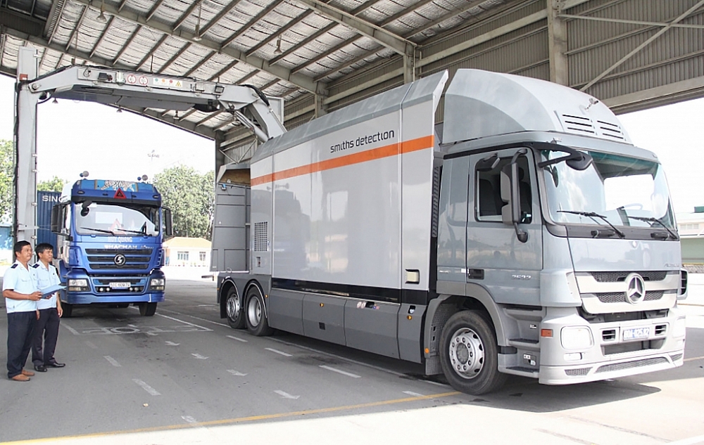 Chi cục Hải quan Ngoài khu công nghiệp (Cục Hải quan Bình Dương) kiểm tra hàng hóa bằng máy soi container.