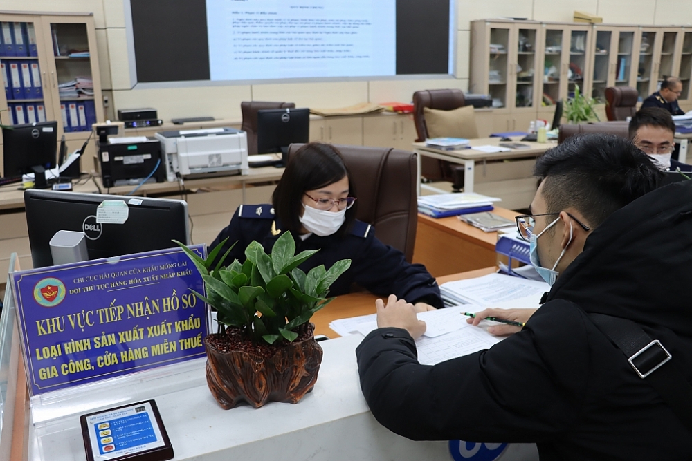 Hoạt động nghiệp vụ tại Chi cục Hải quan cửa khẩu Móng Cái, Cục Hải quan Quảng Ninh.  	Ảnh: Quang Hùng